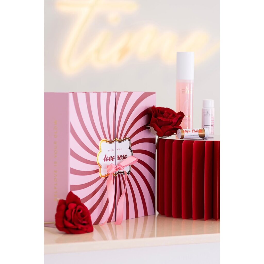 Love Rose Adventskalender 2026 in rosé-roter Geschenkbox mit goldenem Label und Schleife